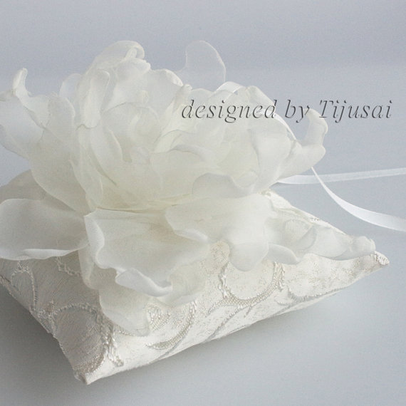 Mariage - Ivory  Wedding ring pillow with ivory curly flower---ring bearer pillow, wedding rings pillow , wedding pillow