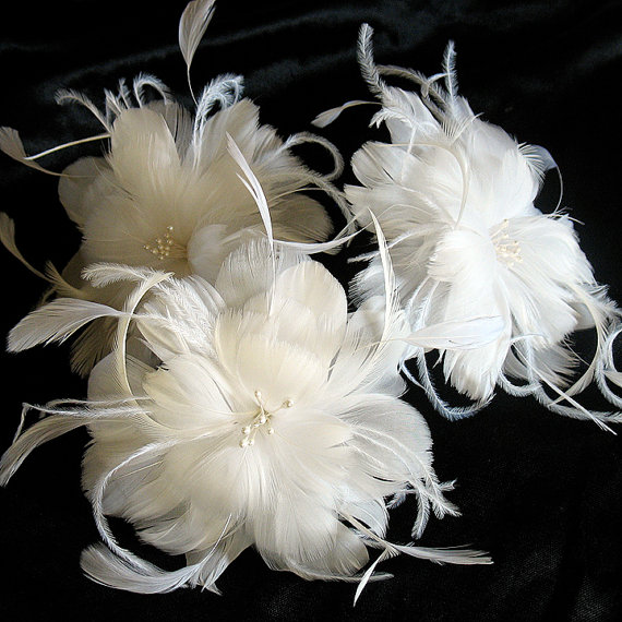 Hochzeit - Bridal white feather bobby pin - wedding feather fascinator - feather flower hair pin