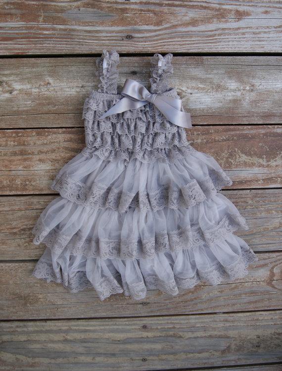 Mariage - Flower girl dress. Grey lace flower girl dress. Shabby chic vintage dress. Rustic grey flower girl dress. Country wedding. Toddler dress