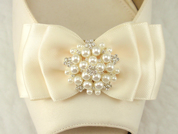 زفاف - Sale- Bridal Shoe Clips, Satin Bow, Weddings Bridal Shoe clips, many colors are available, Made in USA