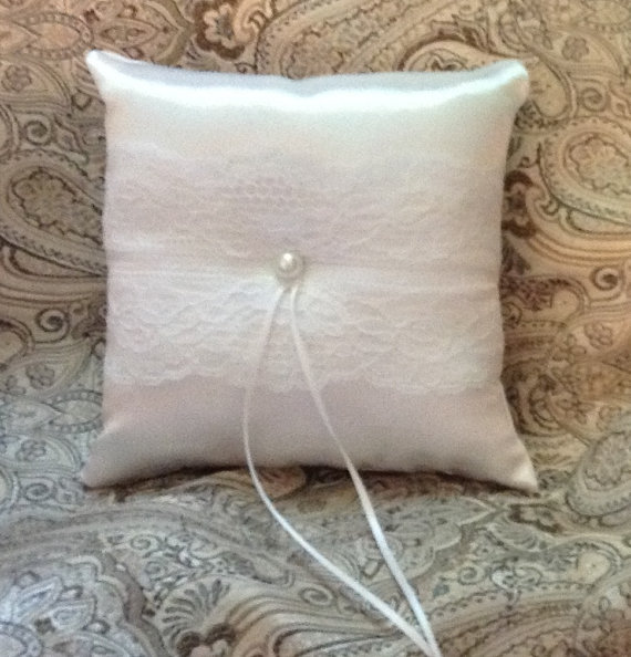زفاف - custom made white lace personlised ring bearer pillow