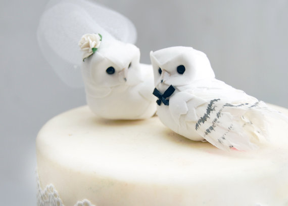Hochzeit - SALE! Snowy Owl Cake Topper in Winter White: Rustic Bride and Groom Love Bird Wedding Cake Topper