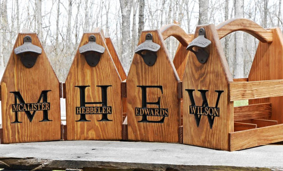 Hochzeit - Wooden Beer Tote  Personalized  Beer Carrier - Six Pack Home Brew Caddy - Men's Valentine gift - Man cave Groomsmen Gift