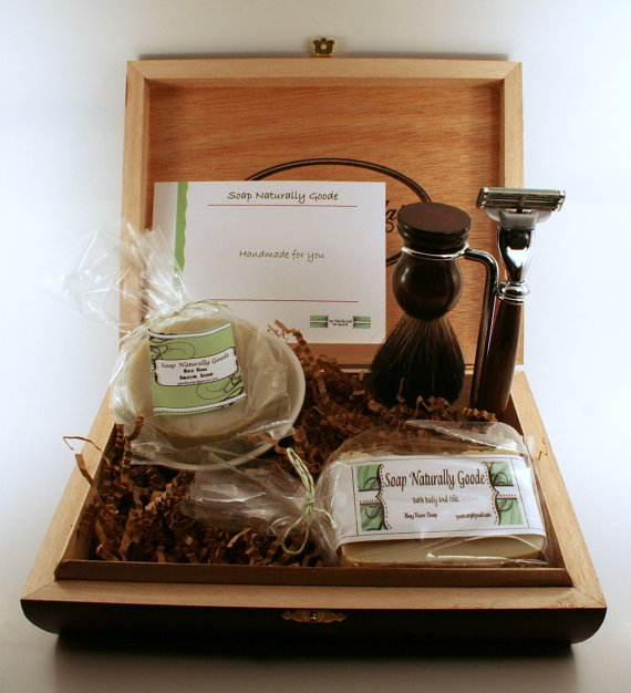 Mariage - Mens Shaving Kits with Badger Brush, Hand Turned Mach 3 Razor and Stand Personalized Groomsmen Kits with Shave oil