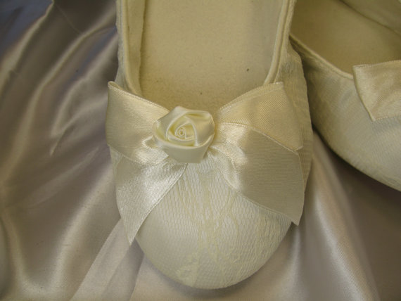 Свадьба - Wedding Shoes Ivory Ballet Flats Satin Rose Ivory Lace Flat Ballet Shoes White Ballet Flats
