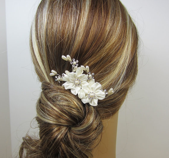 Hochzeit - Pearl Flower Bridal Comb, Grace Hair Comb,  Bridal hair comb, Wedding hair accessories, Bridal Headpieces, Rhinestone hair comb bridal