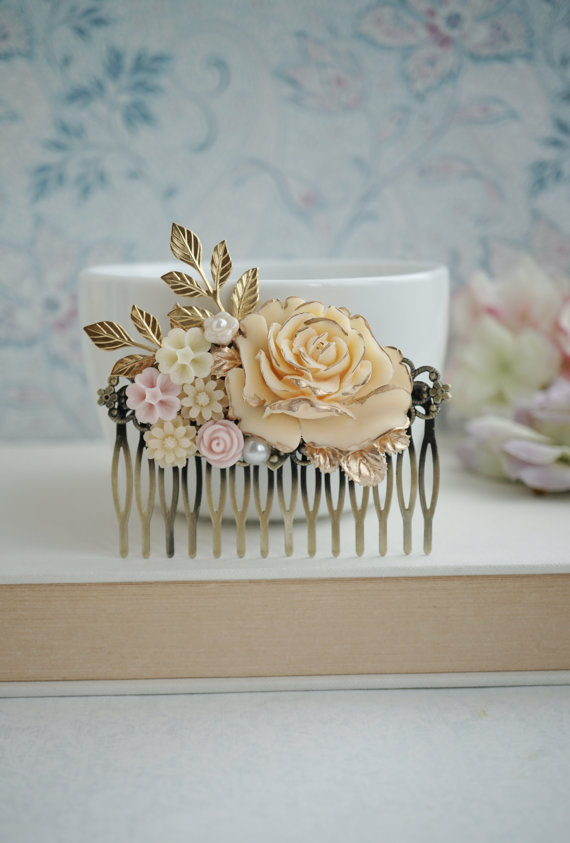 Свадьба - Wedding Hair Comb. Bridal Ivory Pink Hair Comb, Bridesmaids Gift, Creamy, Ivory Rose, Pink and Gold Flower Brass Leaf Bridal Hair Accessory