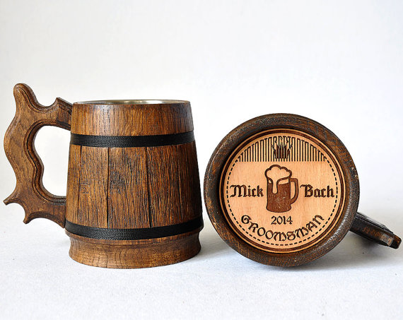 Hochzeit - Personalized wooden beer mug 0,65 l (22oz). Groomsmen gift, Beer tankard, Personalized Best Man Gift,Grooms gift, Engraved mug, Wood (093)