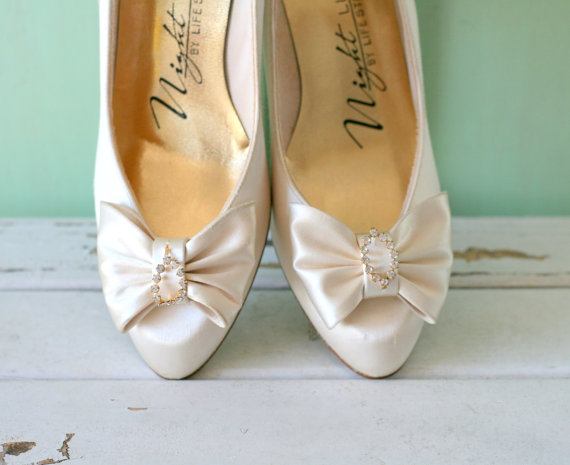 زفاف - Vintage WHITE WEDDING Hollywood High Heels..size 5.5 women..night life. glam. heels. pumps. shoes. wedding. bride. fabric heels. satin heels