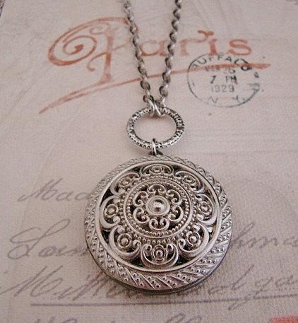Mariage - Silver Locket Necklace Wedding Jewelry Bride Bridesmaid Valentine Birthday Mother Sister Wife Daughter Anniversary Photo Picture - Nellie