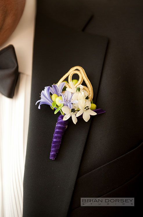 Свадьба - The Groom's Boutonniere Features Small, Delicate Blooms Wrapped In Purple Velvet And Adorned With Berries And A Gold Crest.