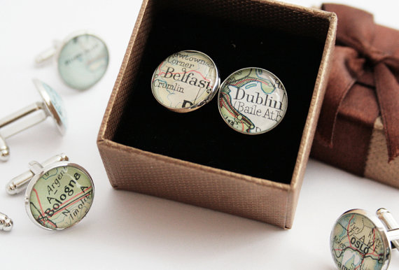 Mariage - Custom map Cuff links 6 SETS Groomsmen gifts Customized map cufflink Personalized destination weddings mens accessories chose your location