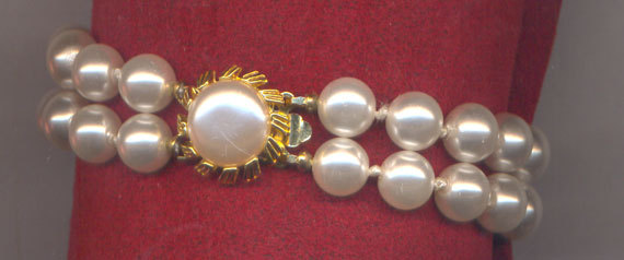 زفاف - Vintage Pearl Bracelet...Faux White Pearls...Two Strands...Hand Knotted...Pearl Clasp...Wedding Bracelets...Bridal Jewelry