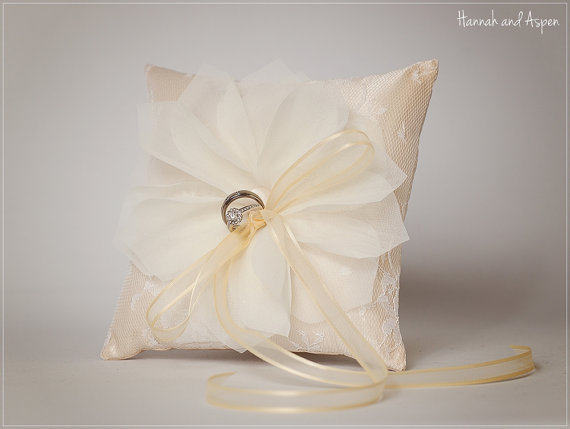 Hochzeit - Amber - 6x6" Wedding ring pillow - Wedding ring bearer - Ring pillow bearer - Flower ring pillow - Wedding ring bearer