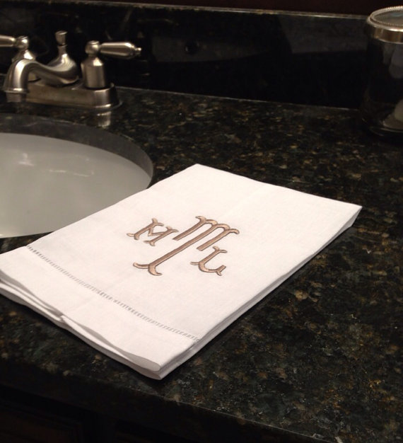 زفاف - Monogram Hand Towel Natural Linen Guest Towel Initial Personalized Any Color Letter Great Hostess Bridesmaid Wedding Gift