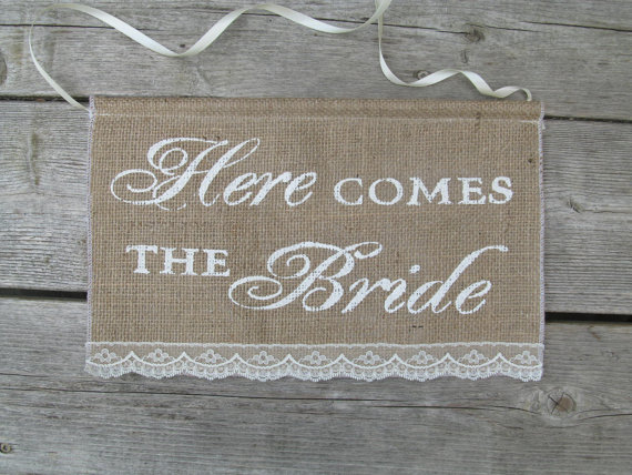 Mariage - Here Comes The Bride Sign - Rustic Wedding Burlap Sign - Ring Bearer Sign - Here Comes The Bride Burlap Sign
