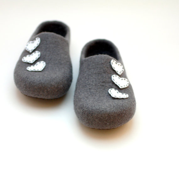 زفاف - Women house shoes - felted wool slippers - Christmas gift   - grey with white hearts