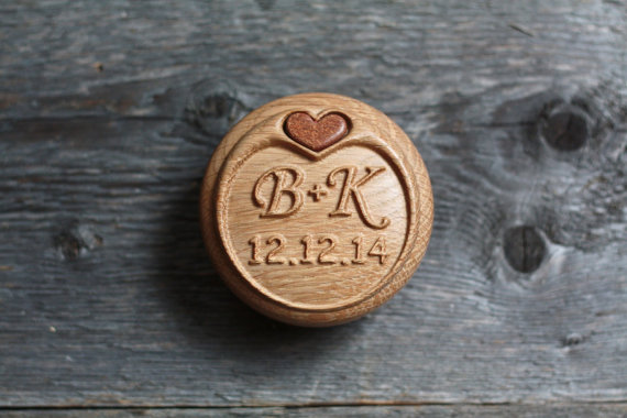 زفاف - Personalized wooden wedding ring box, ring bearer box with carved initials and date, oak and redwood.