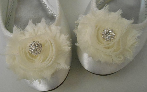 Mariage - Wedding Bridal Bridesmaid Flower Girls Shoe Clips - Shabby Tattered Romantic Roses - Rhinestones - Dainty and Chic - Light Cream Ivory