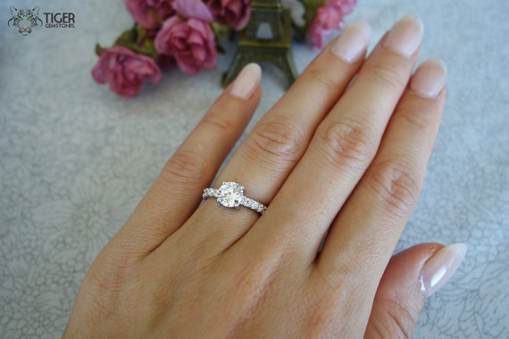 Mariage - Beautiful 1.25 Carat Solitaire Engagement Ring With Accents, Man Made Diamond, Promise Ring, Wedding, Bridal, Sterling Silver, Anniversary
