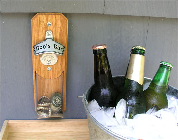 Mariage - Personalized Cap Catcher Bottle Opener - Groomsmen Gift - Magnetic or Wall Mount - Clear Pouch