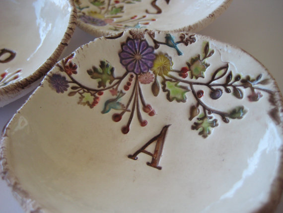 Свадьба - Bridesmaid Gift Dishes Spring and Summer Flowers Initial ONE (1) Dish Set NO. 2