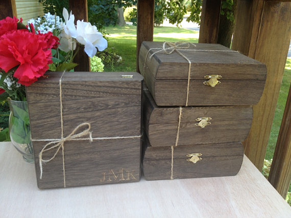 Свадьба - Groomsmen Gift -FREE Shipping - Set of 5 Rustic Laser Engraved Cigar Boxes - Personalized & Stained Wooden Cigar Box - Felt Lined Bottom
