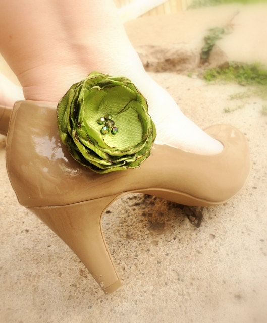 زفاف - Chartreuse Green Shoe Clips, Clip on Flower, Small Fabric Flowers, Lime Green Bridal Accessories, bridesmaids, Wedding Shoe Accessory