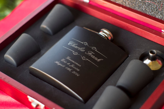 Hochzeit - 12 Personalized Groomsmen Gifts - TWELVE Custom Engraved Black Flasks Gift Sets