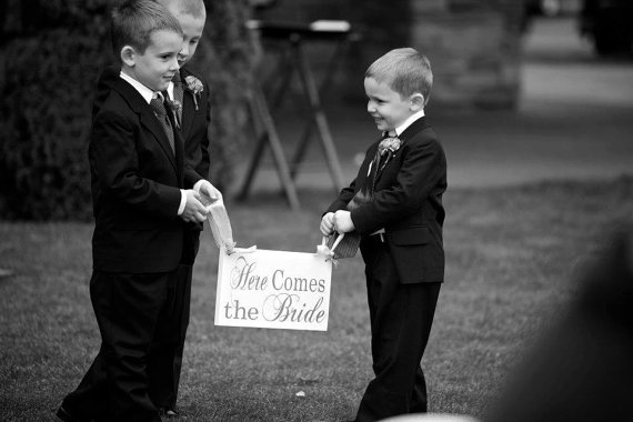 Mariage - Here Comes the Bride Wedding Sign and/or And they lived Happily ever after. 8 X 16 in. Flower Girl, Ring Bearer, Sign Bearer. Bridal Sign.