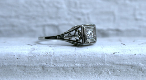 Hochzeit - Beautiful Vintage Filigree 18K White Gold Diamond Engagement Ring.