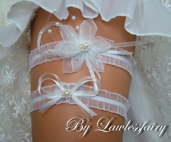 Hochzeit - Frostine II  white lily wedding garter set