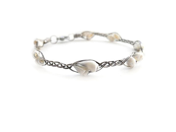 زفاف - Silver bracelet, braided bracelet, wire wrapping, sea shell bracelet, organic jewelry, white bracelet for her, bridal jewelry, white wedding