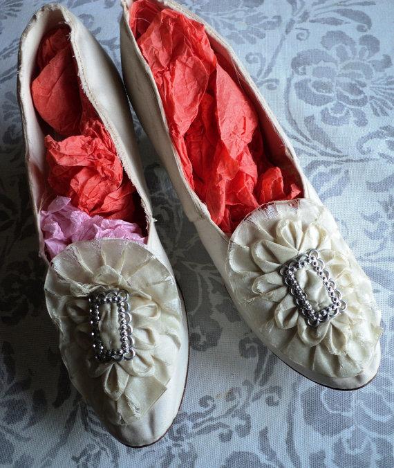 زفاف - Edwardian/Turn of the Century Wedding Shoes Silver Buckles Ruffled Silk Collectible Display Only