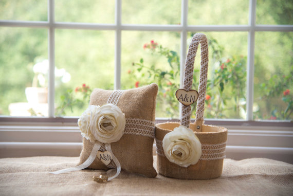 زفاف - Natural burlap ring bearer pillow and burlap flower girl basket set personalized with bride and groom initials. You select flower