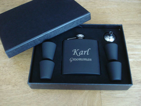 Hochzeit - 5 Personalized Black Flask Gift Sets  -  Great gifts for Best Man, Groomsmen, Father of the Groom, Father of the Bride