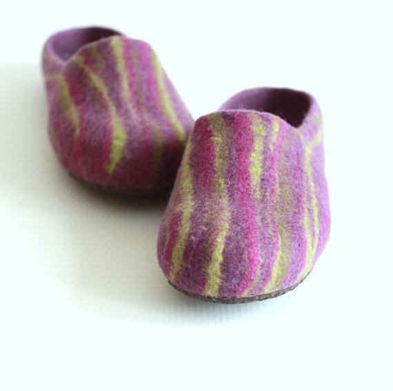 Mariage - Women house shoes - felted wool slippers - Wedding gift - purple / violet  with green stripes