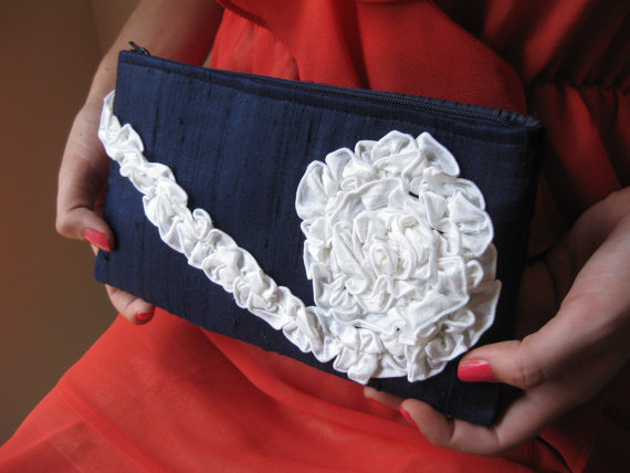 Свадьба - Navy and White Nautical Wedding Clutch - The Kimberly Clutch in navy blue and white silk, bridesmaids ruffle bag, formal evening wear purse