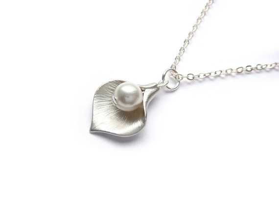 زفاف - Calla Lily Necklace With Pearl, Silver Petal Necklace, Bridal Necklace, Great Bridesmaids Gift