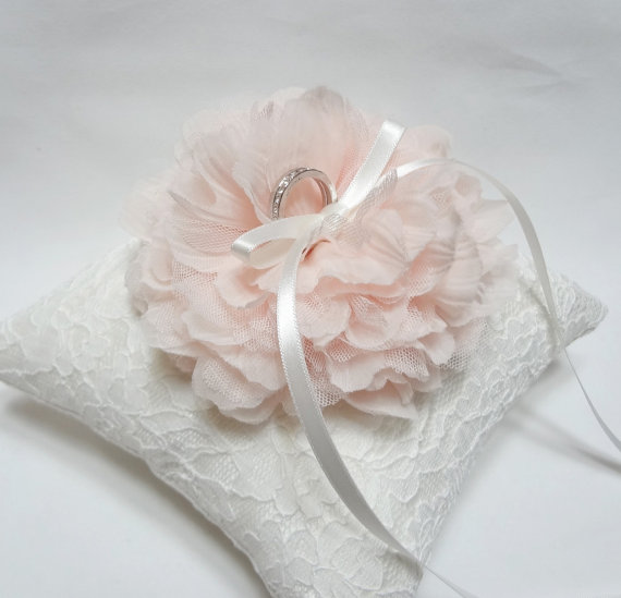 Свадьба - Wedding ring pillow - ring bearer pillow, pink ring pillow, white lace ring pillow