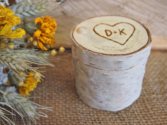 Свадьба - Personalized WHITE BIRCH Wood Ring BOX - Woodland Wedding - Ring Bearer - Engagement Gift