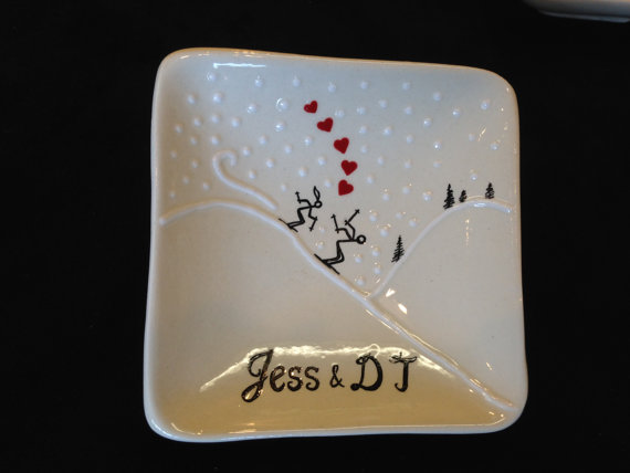 Hochzeit - Engagement, Wedding gift - Personalized Hand Painted Ceramic Ring Dish, ring holder- Anniversary, Valentine's Day
