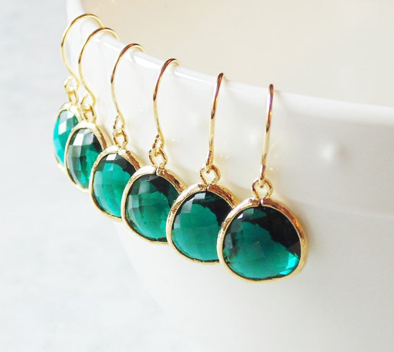 Mariage - Emerald and gold glass dangle earrings. Emerald green glass earrings. Bridal earrings. Bridesmaids earrings. Wedding jewelry. Bridal jewelry