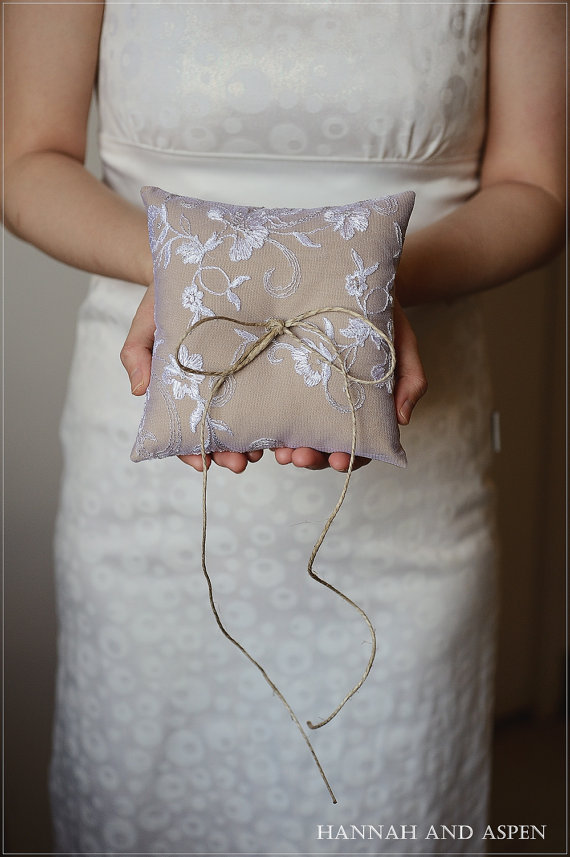 Свадьба - Molly - 6x6" Wedding ring pillow - Wedding ring bearer - Ring pillow bearer - Burlap ring pillow