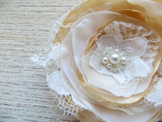 Hochzeit - Ivory, cream bridal hair piece, wedding hair accessory, bridal head piece, bridal hair clip, wedding flower hair clip, bridal fascinator