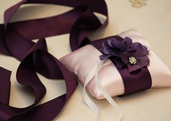 زفاف - Pink Pillow Wedding Ring for Dogs, Purple Flower on Pink Pillow with Rhienstone, Wedding Dog Accessory, Ring Bearer Pillow