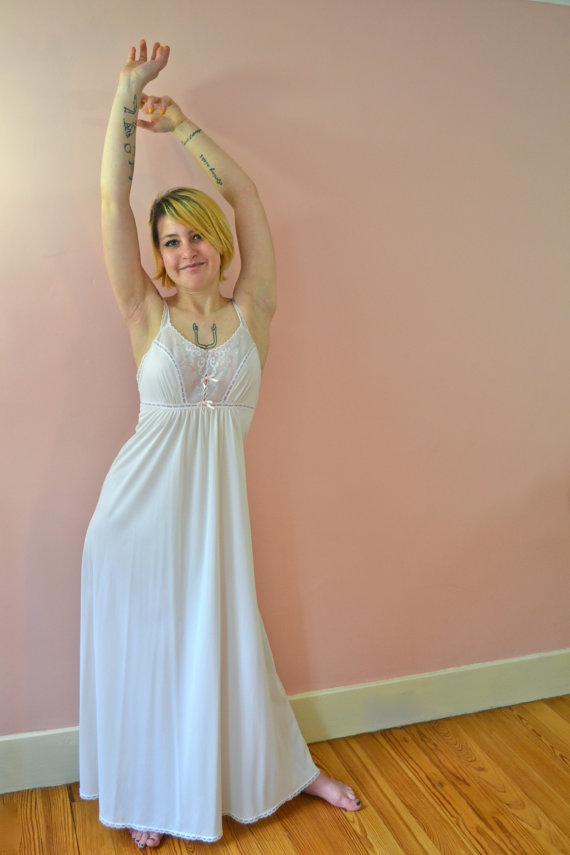 Свадьба - Vintage Lingerie 70s 80s Vanity Fair Off White Sleeveless Long Nightgown Bridal Trousseau Size 32 Small - VL98