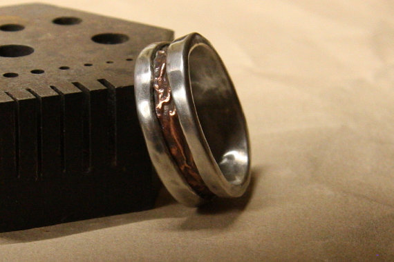 Hochzeit - Rugged and uncompromising. Mans ring of sterling silver and copper. Mans engagement.