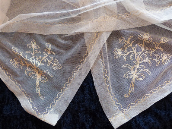 زفاف - Antique French white lace wedding veil cathedral veil w hand embroidered flowers, BIG 1900s bridal hair accessory romantic wedding bride