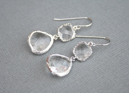 Hochzeit - Crystal Earrings in Silver. Crystal Clear Earrings. Bridesmaids Earrings. Bridesmaids Gifts. Wedding Earrings.Bridal Jewelry.Bridal Earrings